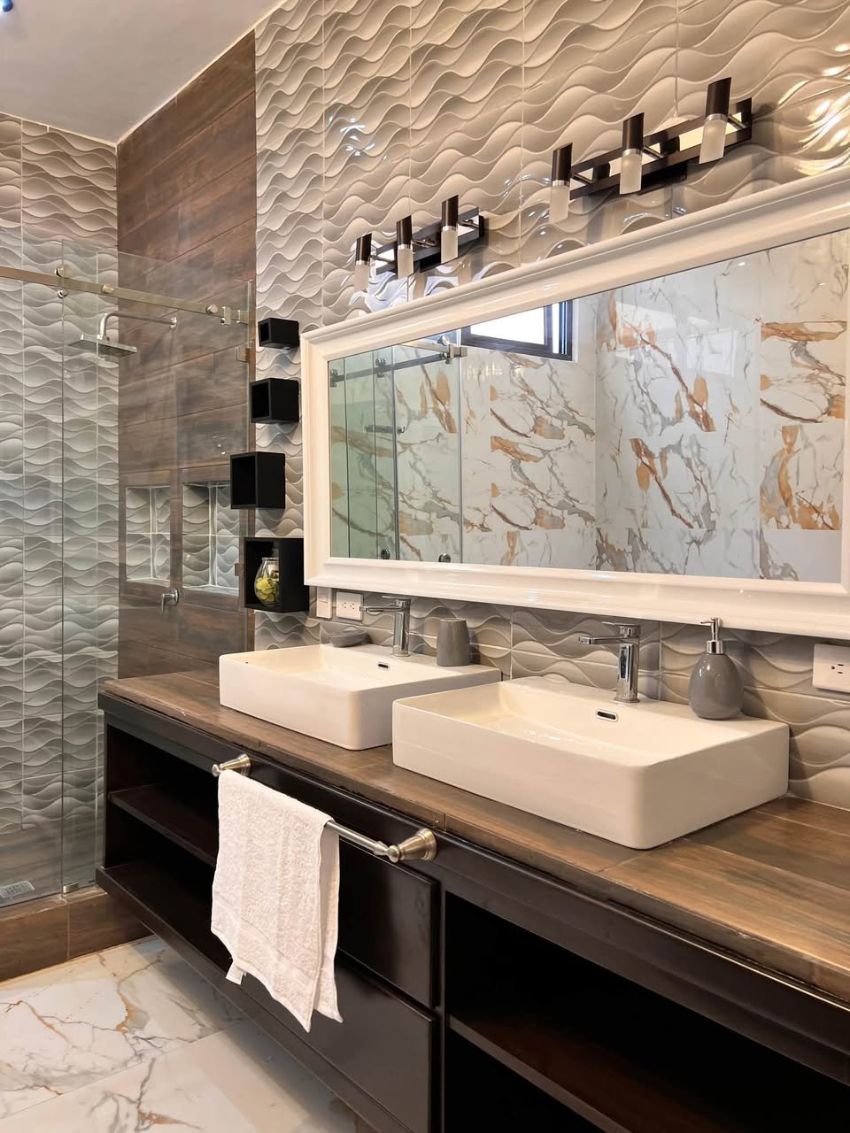 Baño moderno con doble lavamanos