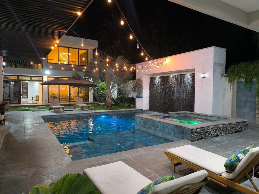 Piscina iluminada de Casa Santa Emilia por la noche