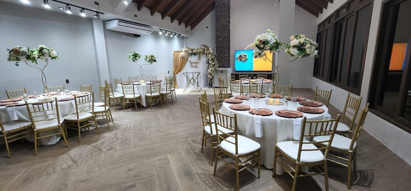 Salón preparado para una celebración en Casa Santa Emilia